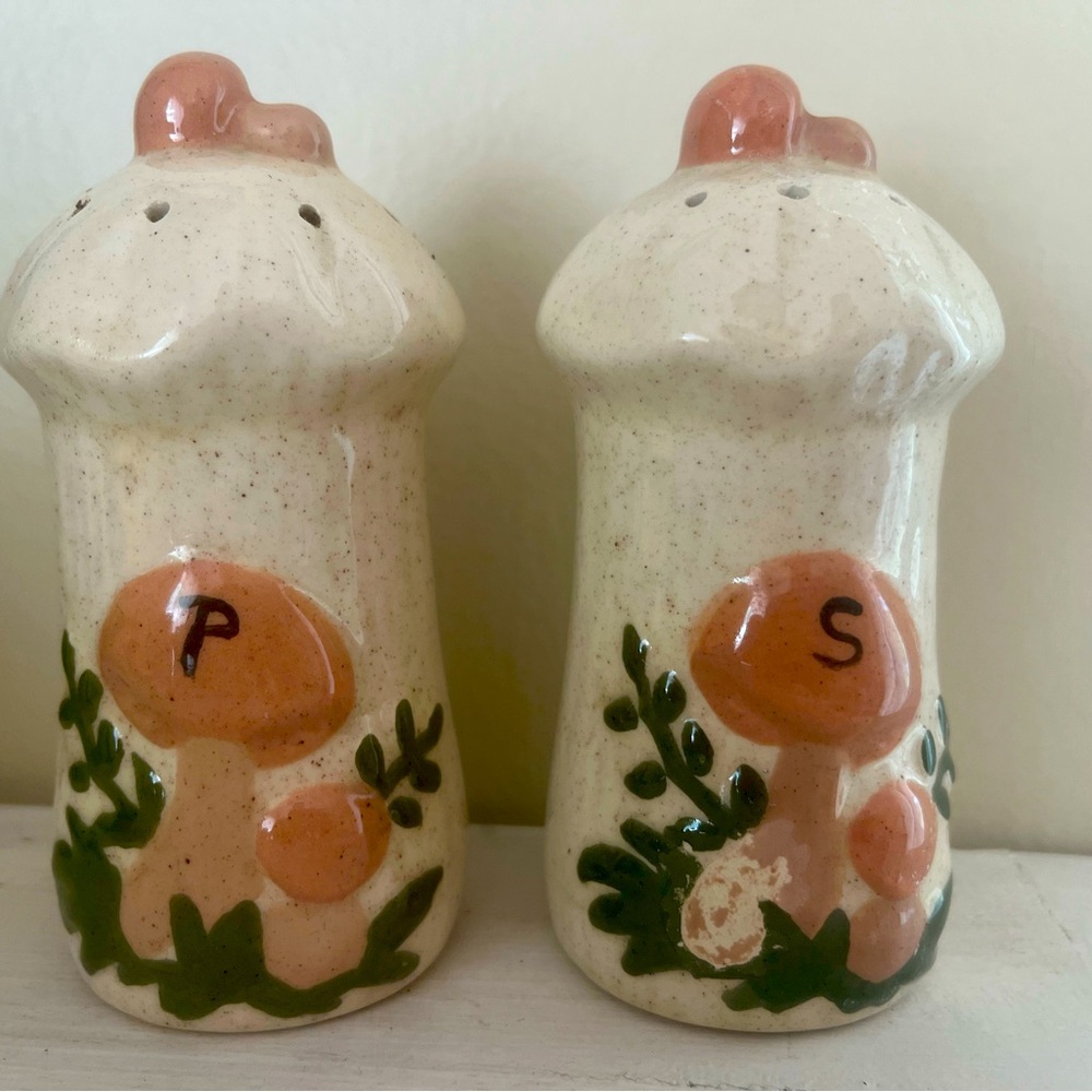 Cute mushroom design salt and pepper shakers-vintage - great preowned condition